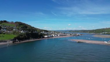 Teignmouth, Güney Devon, İngiltere: DRONE VİEWS: İnsansız hava aracı Shaldon solda, Teign nehrinin ağzına doğru alçaktan uçar ve Teignmouth arkada kalır. Teignmouth İngiltere 'nin popüler bir tatil beldesidir..