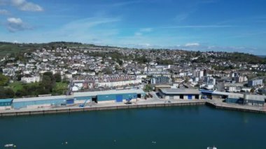 Teignmouth, Güney Devon, İngiltere: DRONE VİEWS: İnsansız hava aracı Teignmouth 'un kıyılarındaki Teign Nehri' nin ticari limanlarında daireler çiziyor. Teignmouth portu top kilini ihraç eder ve hayvan yemi, tuz, patlama fırını ve toplamlar ithal eder (Klip 1).