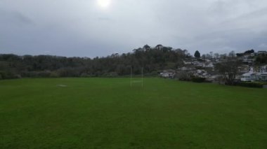 Paignton, Torbay, Güney Devon, İngiltere: DRONE VİEWS: İnsansız hava aracı ragbi birliğinin bir ucundan diğer ucuna her iki kale direğinden de uçuyor. Saha Clennon Vadisi 'nin bir parçasıdır ve amatör rugby oyunlarında kullanılır..