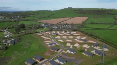 Yalberton, Güney Devon, İngiltere: DRONE VİEWS: İHA, Güney Devon tepelerindeki bir tatil kampına yerleşir. Güney Devon, güzel kırsal ve kıyı şeridi nedeniyle popüler bir İngiltere tatil beldesidir (Clip 3).