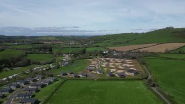 Yalberton, Güney Devon, İngiltere: DRONE VİEWS: İHA, Güney Devon tepelerindeki bir tatil kampına yerleşir. Güney Devon, güzel kırsal ve kıyı şeridi nedeniyle popüler bir İngiltere tatil beldesidir (Clip 2).