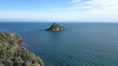 Torquay, Torbay, Devon, İngiltere: DRONE VİEWS: İHA, kıyı şeridini geçip, Torquay tatil beldesi yakınlarındaki büyük bir ada veya kıyı ötesi kaya olan Thatcher Kayası 'na doğru uçar. Torbay popüler bir İngiltere tatil beldesidir (Clip 3).