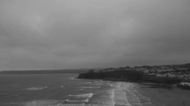 Goodrington Sands, Torbay, Güney Devon, İngiltere: Fırtınalı bir sonbahar gününde fırtınalı denizlerin siyah beyaz videosu. Torbay popüler bir İngiltere tatil beldesi ve su sporları ve yelkencilik meraklıları mıknatısı (Clip 3).