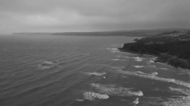 Goodrington Sands, Torbay, Güney Devon, İngiltere: Fırtınalı bir sonbahar gününde fırtınalı denizlerin siyah beyaz videosu. Torbay popüler bir İngiltere tatil beldesi ve su sporları ve yelkencilik meraklıları mıknatısı (Clip 1).