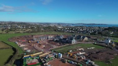 Paignton, Torbay, Güney Devon, İngiltere: DRONE ViEWS: White Rock 'ta yeşil kuşak arazisinde inşa halinde olan yeni bir inşaat konut geliştirmesi; bu Inglewood gelişiminin ikinci aşaması. Paignton İngiltere 'de popüler bir tatil beldesidir (13. klip).
