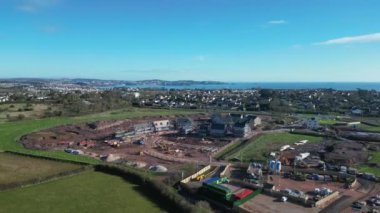 Paignton, Torbay, Güney Devon, İngiltere: DRONE ViEWS: White Rock 'ta yeşil kuşak arazisinde inşa halinde olan yeni bir inşaat konut geliştirmesi; bu Inglewood gelişiminin ikinci aşaması. Paignton popüler bir İngiltere tatil beldesidir (Klip 12).