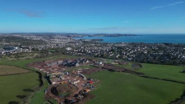 Paignton, Torbay, Güney Devon, İngiltere: DRONE ViEWS: White Rock 'ta yeşil kuşak arazisinde inşa halinde olan yeni bir inşaat konut geliştirmesi; bu Inglewood gelişiminin ikinci aşaması. Paignton İngiltere 'de popüler bir tatil beldesidir (Clip 11).