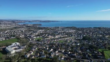 Paignton, Torbay, Güney Devon, İngiltere: DRONE ViEWS: White Rock 'ta yeşil kuşak arazisinde inşa halinde olan yeni bir inşaat konut geliştirmesi; bu Inglewood gelişiminin ikinci aşaması. Paignton popüler bir İngiltere tatil beldesidir (10. bölüm).