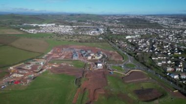 Paignton, Torbay, Güney Devon, İngiltere: DRONE ViEWS: White Rock 'ta yeşil kuşak arazisinde inşa halinde olan yeni bir inşaat konut geliştirmesi; bu Inglewood gelişiminin ikinci aşaması. Paignton İngiltere 'de popüler bir tatil beldesidir (Clip 2).