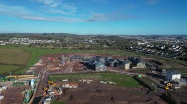 Paignton, Torbay, Güney Devon, İngiltere: DRONE ViEWS: White Rock 'ta yeşil kuşak arazisinde inşa halinde olan yeni bir inşaat konut geliştirmesi; bu Inglewood gelişiminin ikinci aşaması. Paignton İngiltere 'de popüler bir tatil beldesidir (Clip 1).