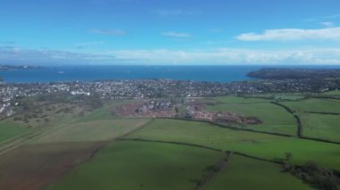 Paignton, Güney Devon, İngiltere: DRONE VİEWS: İHA, Beyaz Kaya 'da inşaat halindeki Inglewood' un yeşil kuşak arazisinde inşa edilen yeni bir konut inşaatına doğru uçuyor Torbay denizi b / g 'de. Paignton, İngiltere 'nin popüler tatil beldesidir..
