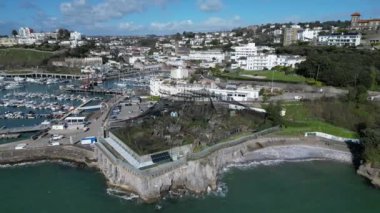 Torquay, Torbay, Güney Devon, İngiltere: İHA, Torquay, Torquay Marina ve Torquay kentinin tepe kenarındaki mülkleri, apartmanları ve evlerini (Clip 2) çevreleyen eski turistik bölge, Living Coast (ağ ile çevrili) etrafında daireler çiziyor.).