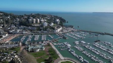 Torquay, Torbay, Güney Devon, İngiltere: DRONE VİEWS: İHA eğilir ve Torquay Marina 'ya doğru uçar yüzlerce gemi ve yat gösterir. Torquay, İngiltere 'de popüler bir tatil beldesi ve yelken meraklıları için bir mıknatıs.).