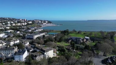 Torquay, Torbay, Güney Devon, İngiltere: DRONE VİEWS: İHA Torre Abbey bahçelerine ve Torre Abbey 'e doğru uçar; Torbay, Torquay marina ve kasaba B / g' dedir. Torbay, pek çok ziyaretçisi olan popüler bir İngiltere tatil beldesi..