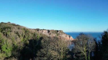 Anstey Koyu, Güney Devon, İngiltere: DRONE VİEWS: Ansteys Koyu ve Güney Devon Sahil Hattı olarak bilinen eski bir kireçtaşı ocağı. Koy, kaçakçılar ve uluslararası üne sahip suç yazarı Agatha Christie tarafından sıklıkla ziyaret ediliyordu.).