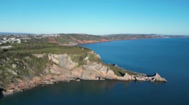 Anstey Koyu, Güney Devon, İngiltere: DRONE VİEWS: Ansteys Koyu ve Güney Devon Sahil Hattı olarak bilinen eski bir kireçtaşı ocağı. Koy, kaçakçılar ve uluslararası üne sahip suç yazarı Agatha Christie (Bölüm 4) tarafından sıklıkla ziyaret edildi.).