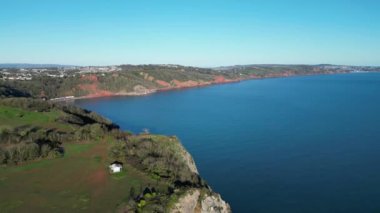 Anstey Koyu, Güney Devon, İngiltere: DRONE VİEWS: Ansteys Koyu ve Güney Devon Sahil Hattı olarak bilinen eski bir kireçtaşı ocağı. Koy, kaçakçılar ve uluslararası üne sahip suç yazarı Agatha Christie tarafından sıklıkla ziyaret ediliyordu.).