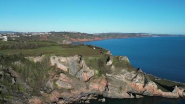 Anstey Koyu, Güney Devon, İngiltere: DRONE VİEWS: Ansteys Koyu ve Güney Devon Sahil Hattı olarak bilinen eski bir kireçtaşı ocağı. Koy, kaçakçılar ve uluslararası üne sahip suç yazarı Agatha Christie tarafından sıklıkla ziyaret edildi.).