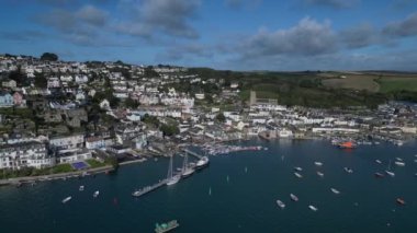 Salcombe, South Hams, Güney Devon, İngiltere: DRone VieWS: Salcombe ve Salcombe Harbour kasabası. Salcombe, pahalı özellikleriyle tanınan popüler bir İngiltere tatil beldesidir (Klip 3).