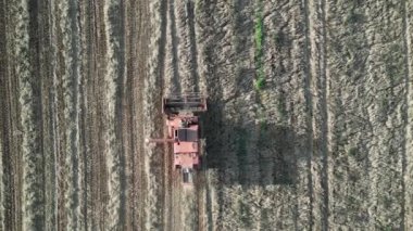 Blagdon, Torbay, Güney Devon, İngiltere: DRONE VİEWS: Bir tarlayı süren mekanize bir sabanın genel görünümü. Sonbahar, Güney Devon 'da tarla sürme, tarla sürme ve tohum ekme zamanıdır.).