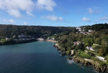 Salcombe, South Hams, South Devon, İngiltere: DRone VieW: South Sands plajı ve yakınındaki mülklerin yüksek açılı görüntüsü. Salcombe, İngiltere 'de popüler bir tatil beldesi ve pahalı mülkleri ile tanınan bir turizm beldesi..