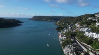 Salcombe, Güney Devon, İngiltere: DROVE VİEWS: İHA, Salcombe Harbour 'a tepeden bakan rıhtıma doğru nehir ağzı ve denize doğru uçuyor. Salcombe, İngiltere 'de pahalı mülkleriyle tanınan popüler bir tatil beldesidir (2).