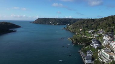 Salcombe, Güney Devon, İngiltere: DROVE VİEWS: İHA, Salcombe Harbour 'a tepeden bakan rıhtıma doğru nehir ağzı ve denize doğru uçuyor. Salcombe, İngiltere 'de pahalı mülkleriyle tanınan popüler bir tatil beldesidir (1).