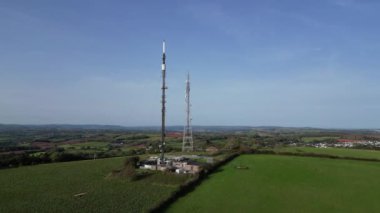 Beacon Hill, Blagdon, Güney Devon, İngiltere: DRONE ViEWS: İHA ikiz radyo (kafes tasarımı) ve televizyon yayın kuleleri. Nisan 2009 'da Beacon Hill' deki analog televizyon yayınları kapatıldı (2.).