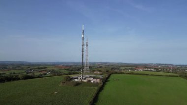 Beacon Hill, Blagdon, Güney Devon, İngiltere: DRONE ViEWS: İHA ikiz radyo (kafes tasarımı) ve televizyon yayın kuleleri. Nisan 2009 'da Beacon Hill' deki analog televizyon yayınları kapatıldı (3).).