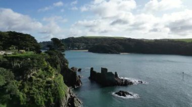 Salcombe, Güney Devon, İngiltere: DRONE VİEWS: İHA Salcombe limanına doğru bir off-shore şatosunun üzerinden uçuyor. Salcombe, pahalı mülkleriyle tanınan popüler bir İngiltere tatil beldesi.. 