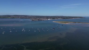 Exmouth, Doğu Devon, İngiltere: İHA, Exe Nehri üzerinden doğrudan sahil tatil beldesi Exmouth 'a doğru uçuyor. Devon, güzel kıyı şeridi ve kırsal kesimi nedeniyle popüler bir İngiltere tatil beldesidir (Clip 1). 