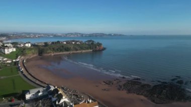 Goodrington Sands, Torbay, Güney Devon, İngiltere İHA, Goodrington Sands üzerinden Torbay ve Torquay 'e doğru uçuyor. Torbay popüler bir İngiltere tatil beldesi ve su sporları ve yelkencilik meraklıları mıknatısı..
