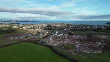 Paignton, Güney Devon, İngiltere: DRONE VİEWS: White Rock 'ta yeşil kuşak arazisinde yapım aşamasında olan yeni bir inşaat evi. Sahil kenti Paignton büyük konut ve ticari kalkınma sürecinden geçmektedir (10. bölüm).