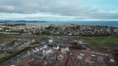 Paignton, Güney Devon, İngiltere: DRONE VİEWS: White Rock 'ta yeşil kuşak arazisinde yapım aşamasında olan yeni bir inşaat evi. Sahil kenti Paignton büyük konut ve ticari kalkınma sürecinden geçmektedir (Bölüm 8).
