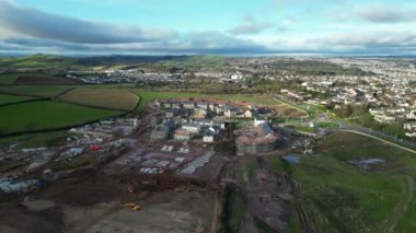 Paignton, Güney Devon, İngiltere: DRONE VİEWS: White Rock 'ta yeşil kuşak arazisinde yapım aşamasında olan yeni bir inşaat evi. Sahil kenti Paignton büyük konut ve ticari kalkınma sürecinden geçmektedir (Clip 4).