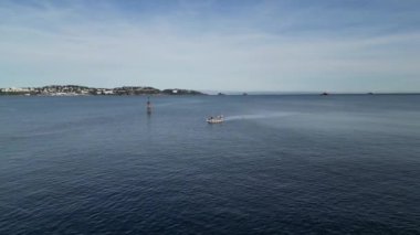 Paignton, Torbay, Güney Devon, İngiltere: DRONE VİEWS: Batık çömleklerden balık toplayan Paignton limanında çalışan bir balıkçı teknesi. Balık ticareti yerel restoranlar tarafından sürdürülmektedir (Klip 1)