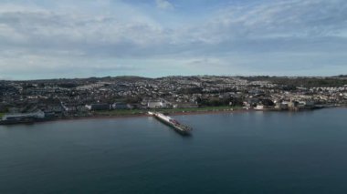 Paignton, Torbay, Güney Devon, İngiltere: DRONE ViEWS: Paignton Pier, Viktorya döneminde inşa edilmiştir. Torbay, Paignton Pier (Clip 2) gibi birçok turistik turistik etkinliği bulunan popüler bir İngiliz tatil beldesidir.).