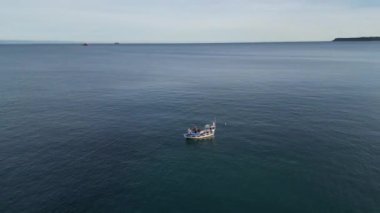 Paignton, Torbay, Güney Devon, İngiltere: DRONE VİEWS: Batık çömleklerden balık toplayan Paignton limanında çalışan bir balıkçı teknesi. Balık ticareti yerel restoranlar tarafından sürdürülmektedir (Klip 3)