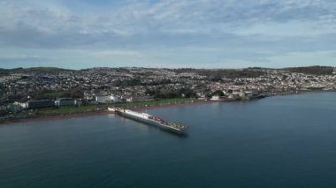Paignton, Torbay, Güney Devon, İngiltere: DRONE ViEWS: Paignton Pier, Viktorya döneminde inşa edilmiştir. Torbay, Paignton Pier (Clip 1) gibi birçok turistik turistik etkinliği bulunan popüler bir İngiliz tatil beldesidir.).