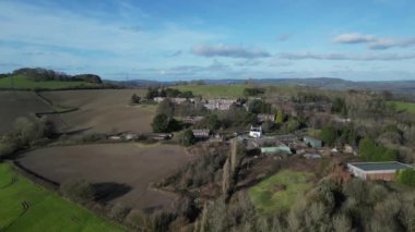 Seale-Hayne, Devon, İngiltere: DRONE VİEWS: İHA çiftlik arazilerinin üzerinden Seale-Hayne köyüne ve Koleji 'ne doğru uçuyor. Seale-Hayne Koleji, 1919 yılından 2005 yılına kadar faaliyet gösteren eski bir tarım koleji.).