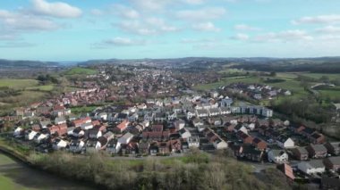 Newton Abbot, Güney Devon, İngiltere: DRONE VIEWS: Ashburton Road (A383) yakınlarındaki yeşil kuşak arazisinde yeni evler inşa edilmektedir. Eski bir pazar kasabası olan Newton Abbot şu anda büyük konut ve ticari mülk geliştirme sürecinden geçmektedir (Clip 2).
