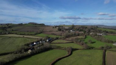 Seale-Hayne, Devon, İngiltere: DRONE VİEWS: İHA çiftlik arazilerinin üzerinden Seale-Hayne köyüne ve Koleji 'ne doğru uçuyor. Seale-Hayne Koleji, 1919 yılından 2005 yılına kadar faaliyet gösteren eski bir tarım koleji.).