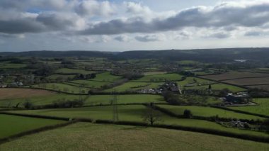 Aish, Torbay, Güney Devon, İngiltere: DRONE VİEWS: İHA tepedeki tarım arazisinin üzerinden Stoke Gabriel 'e doğru nehir dartıyla uçuyor. Güney Devon, güzel manzarasına ilgi duyan ziyaretçileri olan popüler bir İngiltere tatil beldesi..