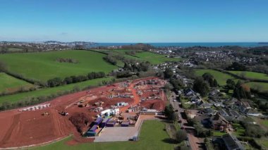 Paignton, Torbay, Güney Devon, İngiltere: DRONE ViEWS: Totnes Road 'un (A385) yanında bir ev inşaat alanı. Paignton şu anda büyük konut ve ticari gayrimenkul geliştirme sürecinde olan bir sahil tatil beldesidir (6.).