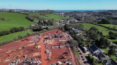 Paignton, Torbay, Güney Devon, İngiltere: DRONE ViEWS: Totnes Road 'un (A385) yanında bir ev inşaat alanı. Paignton şu anda büyük konut ve ticari mülkiyet geliştirme çalışmalarından geçen bir sahil tatil beldesidir (Bölüm 6).).