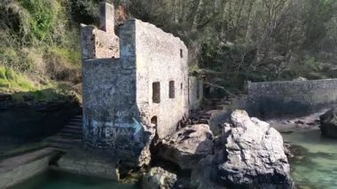 Torbay, Devon, İngiltere: İnsansız hava aracı Elberry Koyu 'ndaki terk edilmiş Viktorya Dönemi hamamının etrafında dönüyor. Güney Devon, güzel kıyı şeridi ve kırsal kesimiyle tanınan popüler bir İngiltere tatil beldesidir (3.).