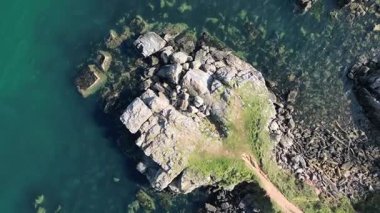 Broadbay, Torbay, Güney Devon, İngiltere: DRONE VİEWS: İHA yakındaki parkland, kıyı yolları ve deniz geri dönmeden önce kıyı şeridinin jutting kısmının üzerinden yükselir. Güney Devon, İngiltere 'nin popüler tatil beldesidir.