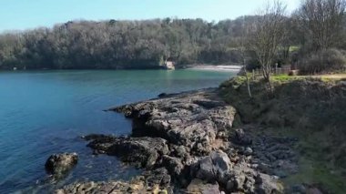 Torbay, Devon, İngiltere: DRONE VİEWS: İnsansız hava aracı Elberry Koyu 'ndaki terk edilmiş Viktorya Dönemi hamamına doğru kıyı şeridi kayalarının üzerinden doğrudan uçuyor. Güney Devon güzel kıyı şeridiyle ünlü popüler bir İngiltere tatil beldesidir..