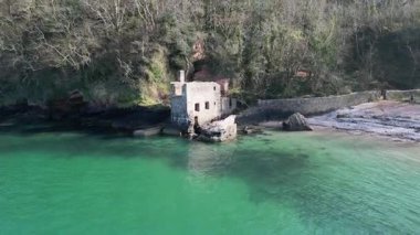 Torbay, Devon, İngiltere: İnsansız hava aracı Elberry Koyu 'ndaki terk edilmiş Viktorya Dönemi hamamının etrafında dönüyor. Güney Devon, güzel kıyı şeridi ve kırsal kesimiyle tanınan popüler bir İngiltere tatil beldesidir (3.).