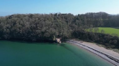 Torbay, Devon, İngiltere: İHA ters döner ve Elberry Cove 'daki terkedilmiş Victorian hamamından yükselir. Güney Devon güzel kıyı şeridiyle tanınan popüler bir İngiltere tatil beldesidir (1).